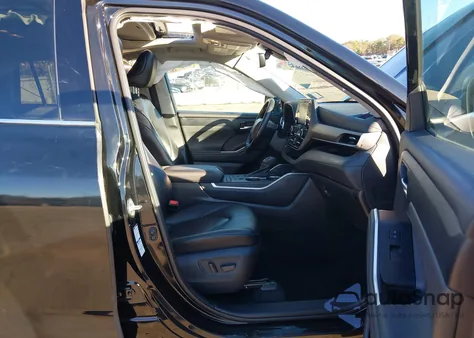 2021 Toyota Highlander Xle z USA, uszkodzony, nr VIN 5TDGZRBH5MS108953